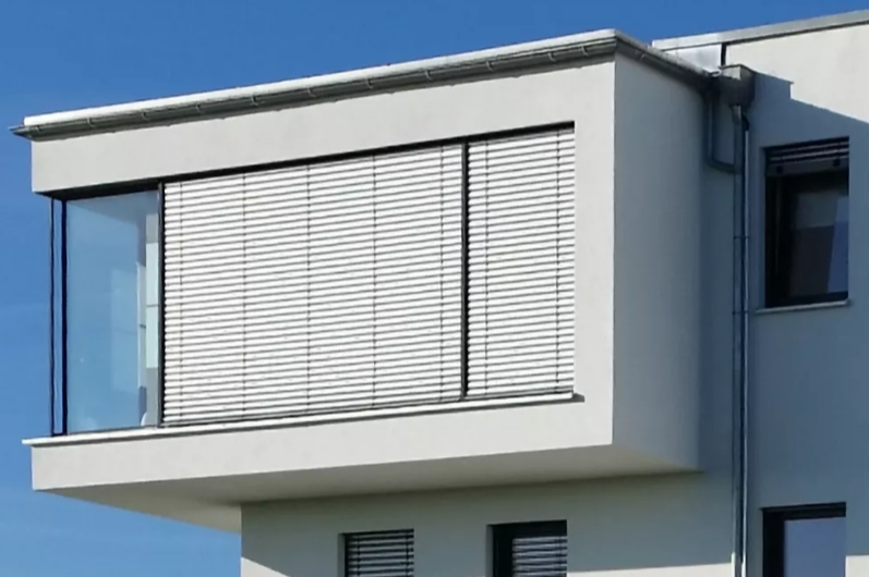 Hausvorbau - Erker mit Eckfenstern und Jalousien, Aussenansicht WERU