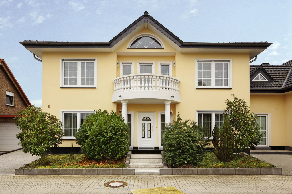Hausansicht mit Spossenfenstern, Halbkreis-Sprossenfenster, Haustür mit  Sprossenfenstern WERU