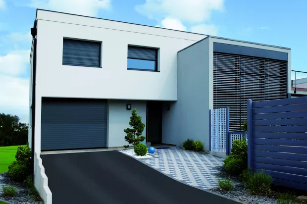 Haus modern mit Garagenzufahrt und Garagentor_LAKAL Haus modern mit Garagenzufahrt und Garagentor_LAKAL